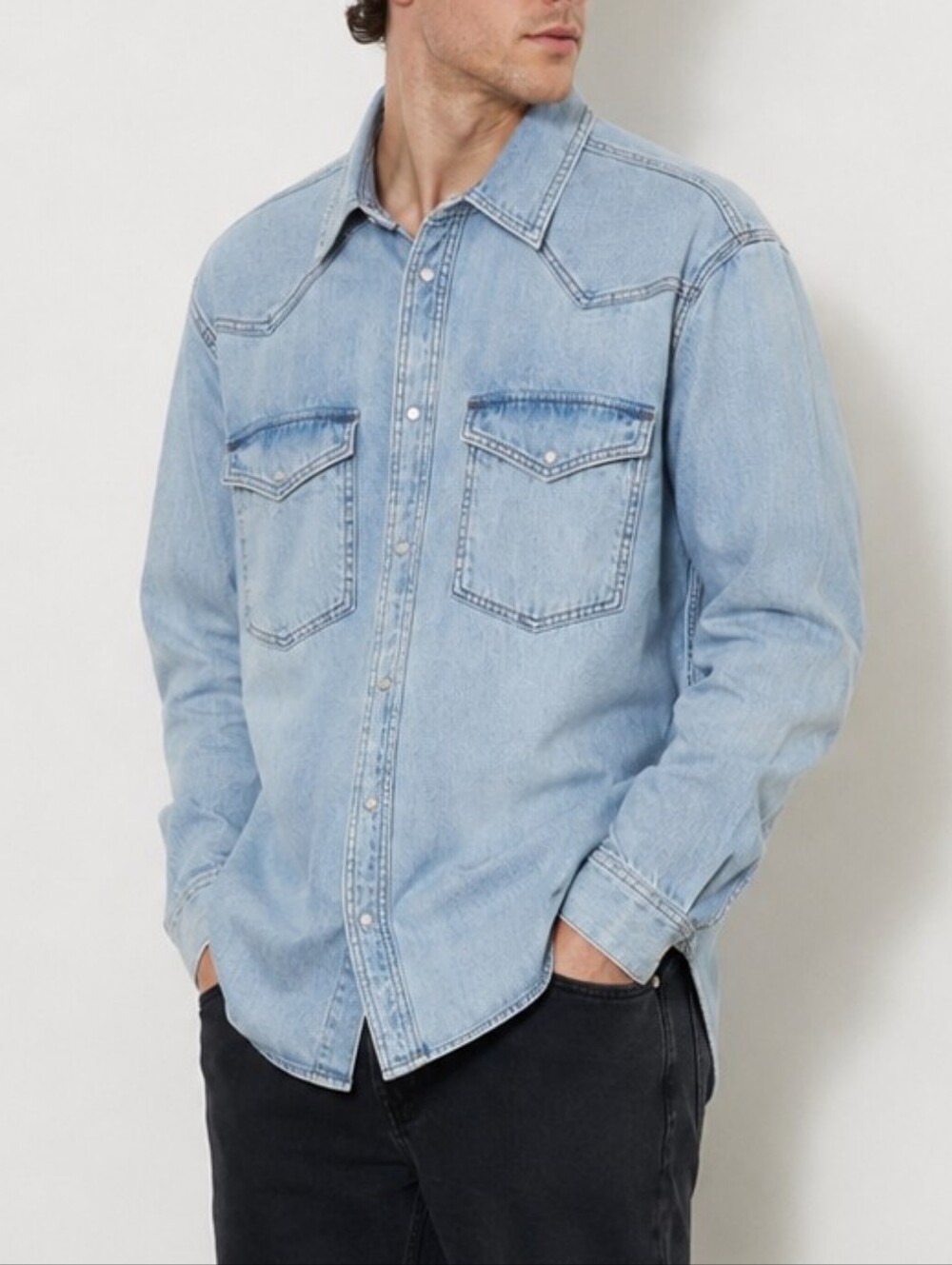 3/$25! NWOT H&M Mens Regular Fit Denim Shirt